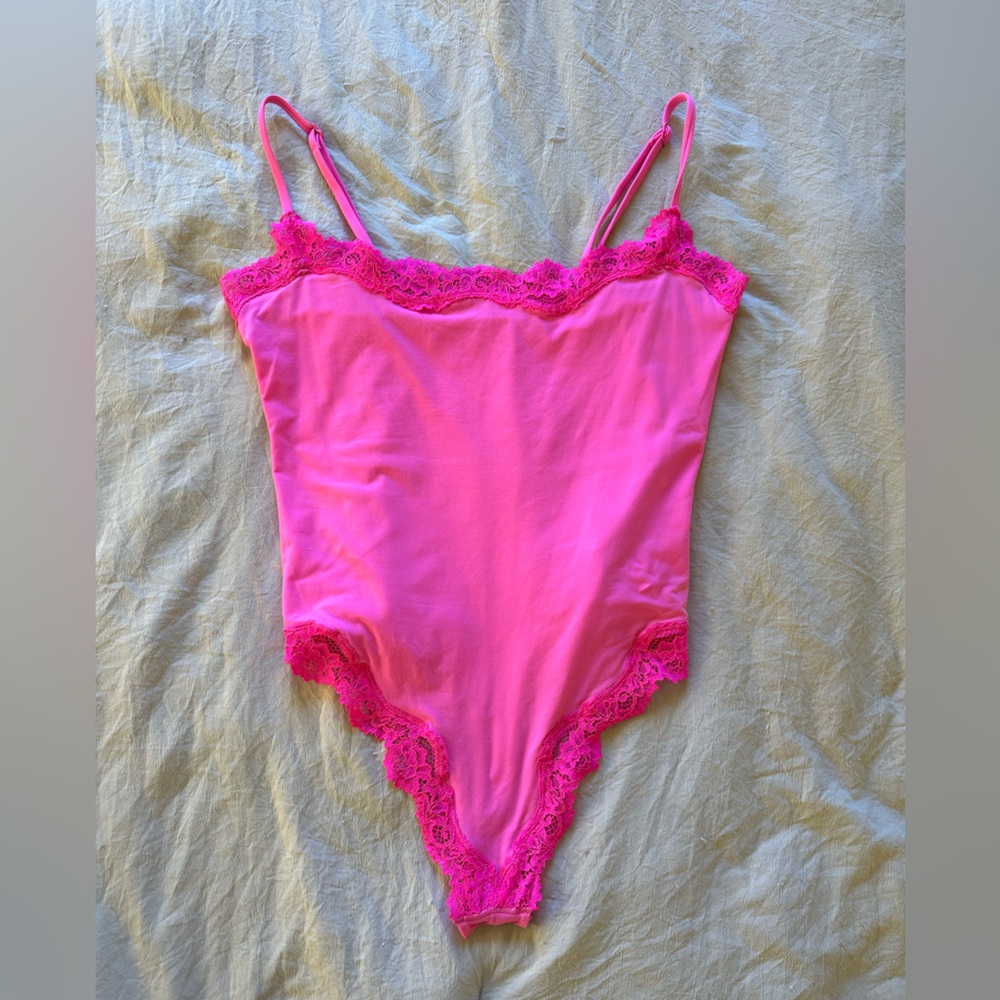 SKIMS Fits Everybody Lace Cami Bodysuit Taffy Size Small